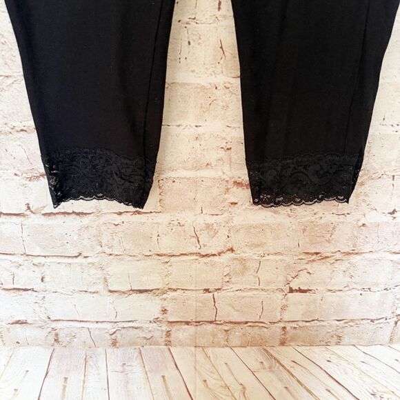 Torrid lace trim Capri leggings - Picture 4 of 5